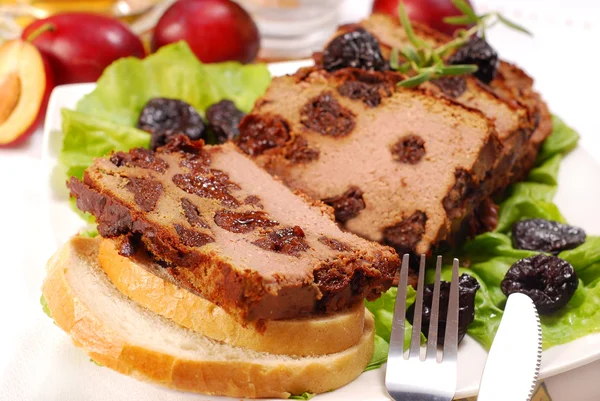 Liver pie with prune — Stock Photo, Image
