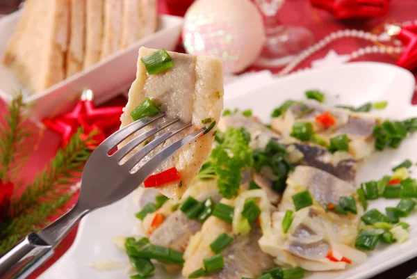 クリスマスのチャイブと玉ねぎと油でニシン — ストック写真