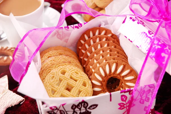 Γλυκά μπισκότα στο κιβώτιο δώρων — Φωτογραφία Αρχείου