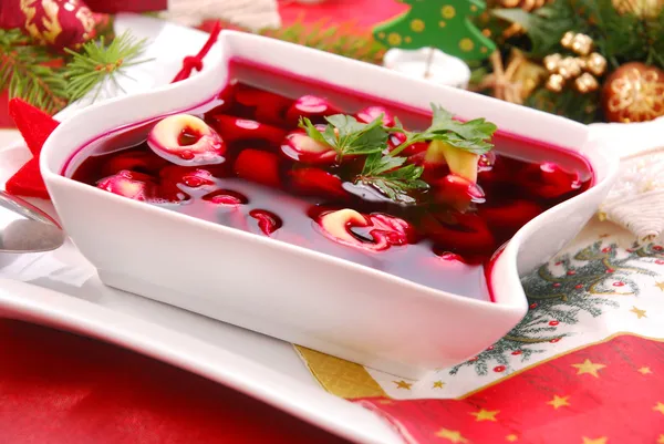 Röd Borsjtj med svamp ravioli för julafton — Stockfoto