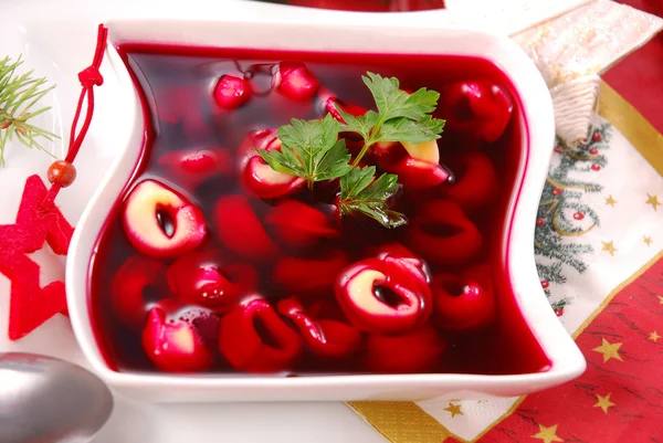 Roter Borschtsch mit Pilzravioli zu Heiligabend — Stockfoto