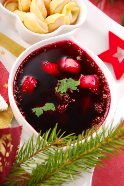 クリスマスイブの茸、ラビオリと赤いボルシチ — ストック写真