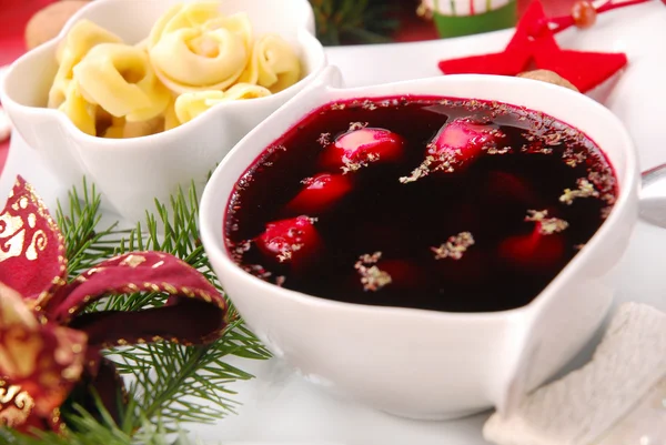 红色罗宋汤与蘑菇馄饨的圣诞平安夜 — 图库照片