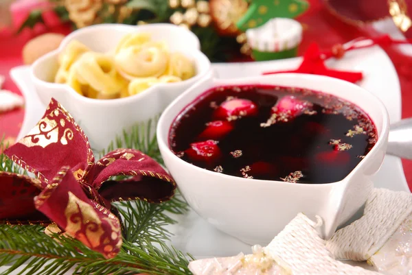 Noel arifesi için mantarlı ravioli ile kırmızı pancar çorbası — Stok fotoğraf