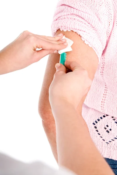 Braço de mulher sênior recebendo vacina — Fotografia de Stock