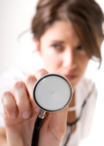Молодая женщина врач со стетоскопом — стоковое фото