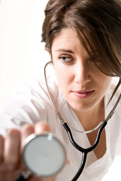Mujer joven médico con estetoscopio —  Fotos de Stock