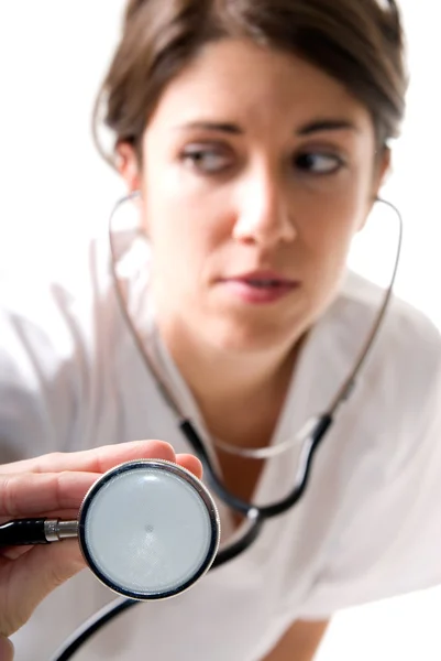 Ung kvinna läkare med stetoskop — Stockfoto