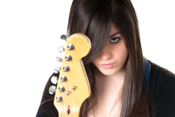 Молодая женщина с изолированной гитарой . — стоковое фото