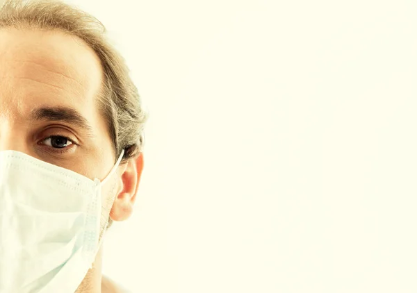 Doktor closeup s lékařskou maskou — Stock fotografie