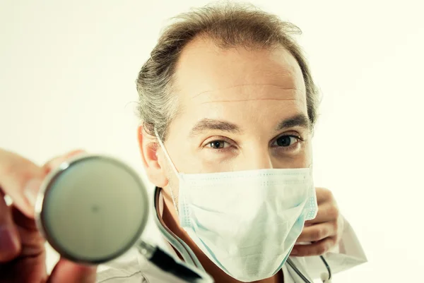 의료 마스크와 청진 기는 의사 — 스톡 사진