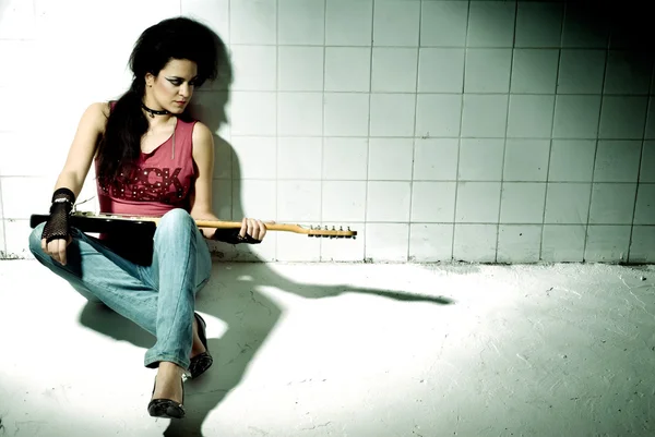 Kvinnliga spela elgitarr — Stockfoto