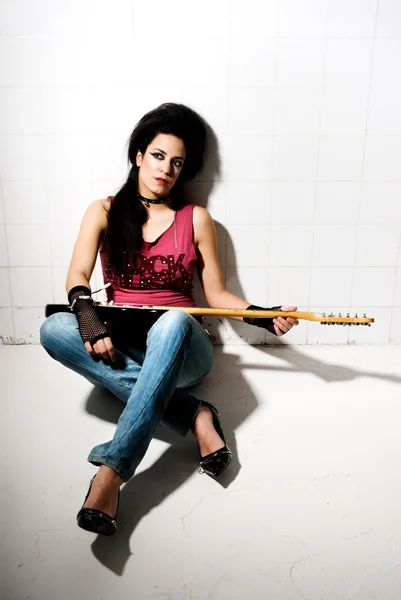 Kobieta gra gitara elektryczna — Zdjęcie stockowe