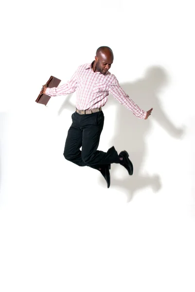 Glad afrikansk affärsman ler — Stockfoto