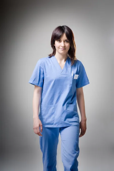 Freundliche Krankenschwester zu Fuß — Stockfoto