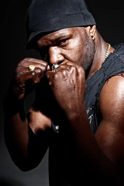 Black "gangster mannen" klaar om te vechten op donkere rug — Stockfoto