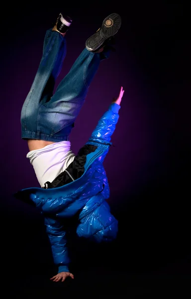 Молодой танцор хип-хопа, исполняющий акробатику . — стоковое фото