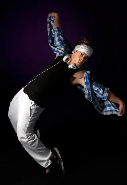 Joven bailarina de hip-hop realizando acrobacias . — Foto de Stock
