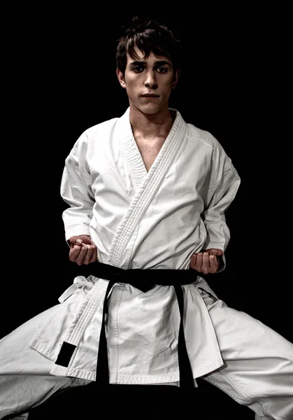 Kontrast karate młodym zawodnikiem na czarny — Zdjęcie stockowe