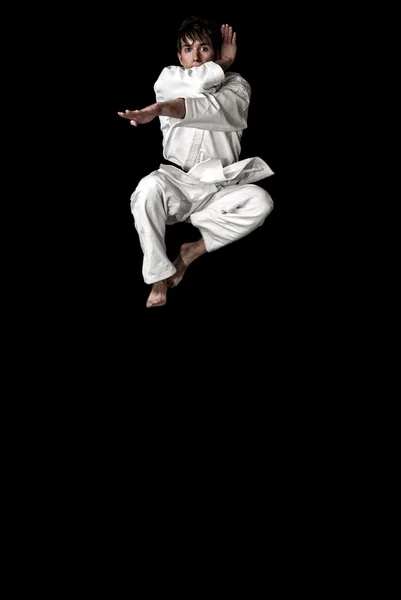 Yüksek karşıtlık karate genç savaşçı atlama — Stok fotoğraf