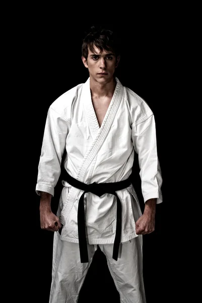 Kontrast Karate junger Kämpfer auf schwarz lizenzfreie Stockbilder