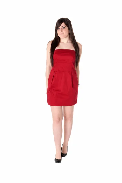 Όμορφη κοπέλα με κόκκινο φόρεμα στέκεται απομονωθεί σε λευκό φόντο. — Φωτογραφία Αρχείου