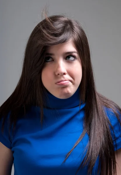 Genç kız saç gri arka plan üzerinde üfleme bıkkın — Stok fotoğraf