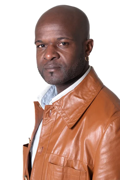 Schöner schwarzer Mann mit Lederjacke auf weißem Hintergrund — Stockfoto
