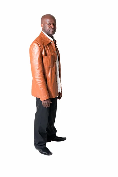 白い背景で隔離の革のジャケットを持つハンサムな黒人男性 — ストック写真