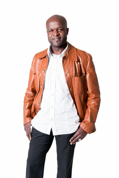 Bello uomo nero con giacca di pelle isolata su sfondo bianco — Foto Stock