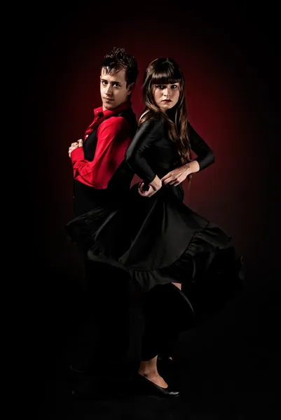 Pareja joven pasión baile flamenco sobre fondo rojo claro . —  Fotos de Stock