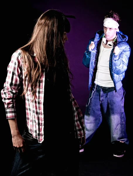 Jovem hip-hop homem tentar pegar uma garota na discoteca — Fotografia de Stock