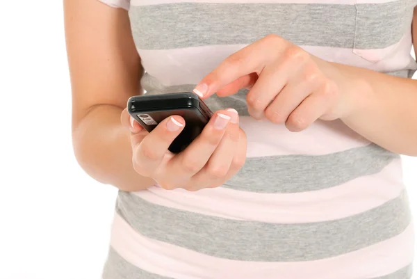 Onherkenbaar jong meisje met behulp van een touch telefoon moderne gadget. — Stockfoto