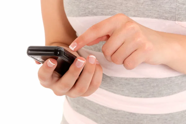 Onherkenbaar jong meisje met behulp van een touch telefoon moderne gadget. — Stockfoto