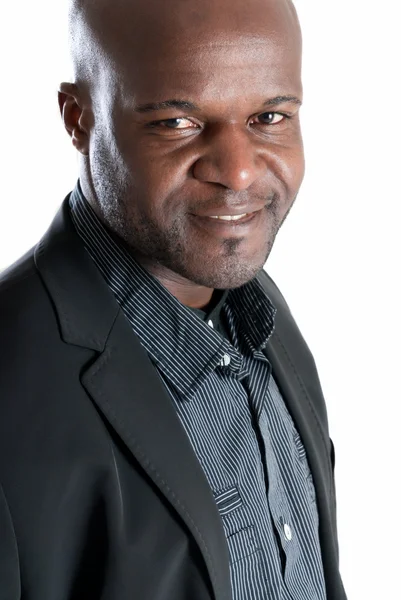 Mutlu bir siyah adam portresi de gülümseyen izole üzerinde beyaz arka plan giyinmiş — Stok fotoğraf