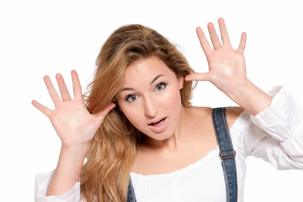 Giovane donna allegra scherzare con le mani isolate su sfondo bianco — Foto Stock