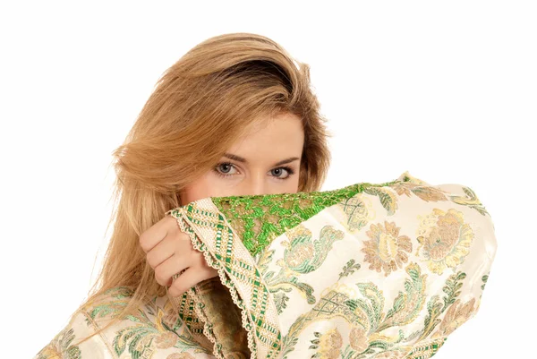 Árabe jovem mulher escondido rosto isolado no fundo branco . — Fotografia de Stock