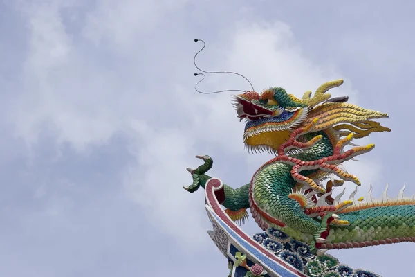 Dragón chino con cielos azules limpios —  Fotos de Stock
