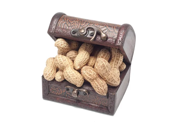 Amendoins no baú do tesouro — Fotografia de Stock
