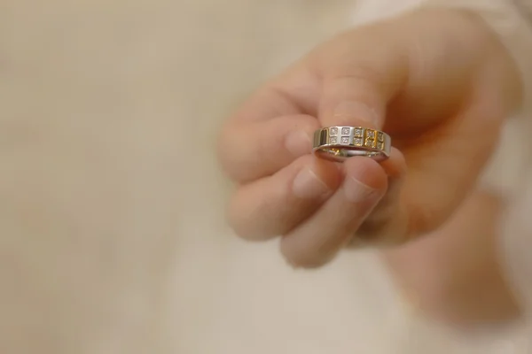 Női kezében egy Karikagyűrű — Stock Fotó