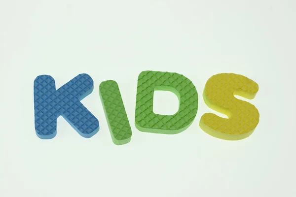 Dzieci słowo pisze się w blokach dzieci na białym tle — Zdjęcie stockowe