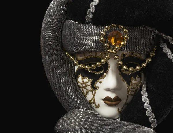 Siyah arkaplanda karnaval maskesi — Stok fotoğraf