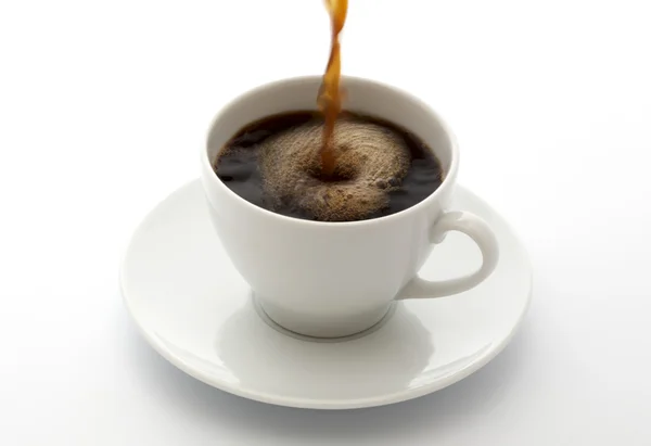 Hälla kaffe i en kopp — Stockfoto