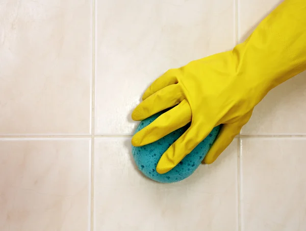 Cleaner is cleaning tiles — Stock Photo, Image