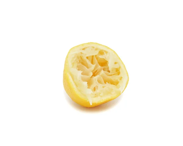 Половина выдержанного и сочного лимона, изолированного — стоковое фото