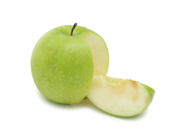 Нарезанное зеленое яблоко, изолированное — стоковое фото
