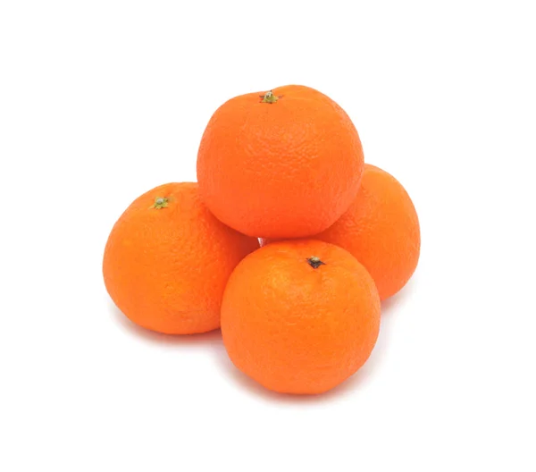 Hög med färska mandariner, isolerade — Stockfoto