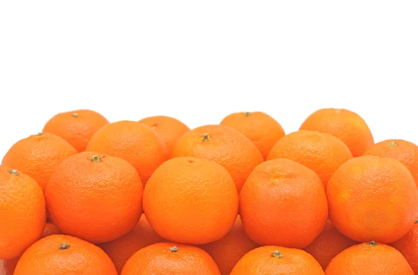 Haufen frischer Mandarinen, isoliert — Stockfoto