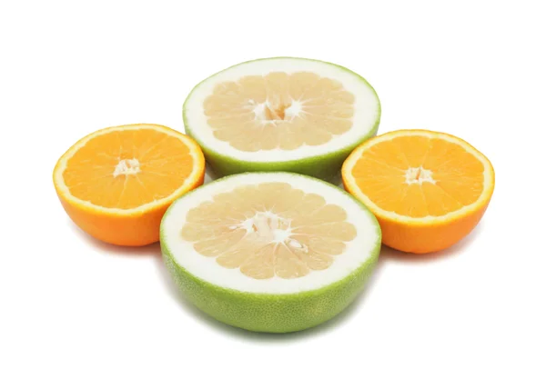 Grupa plasterki owoców cytrusowych, na białym tle — Zdjęcie stockowe