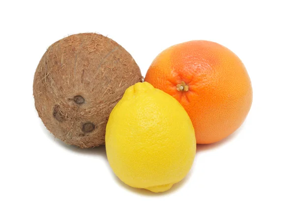 Noix de coco, citron et pamplemousse, isolé — Photo